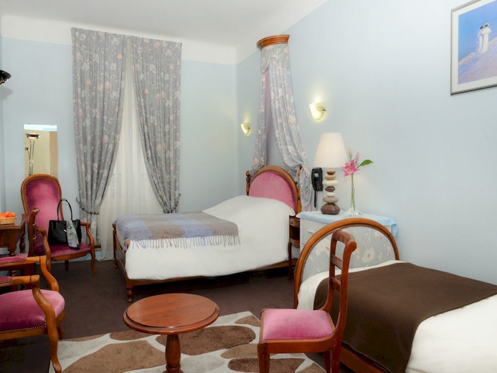 Logis Hotel Et Restaurant Du Dauphin Sées 외부 사진