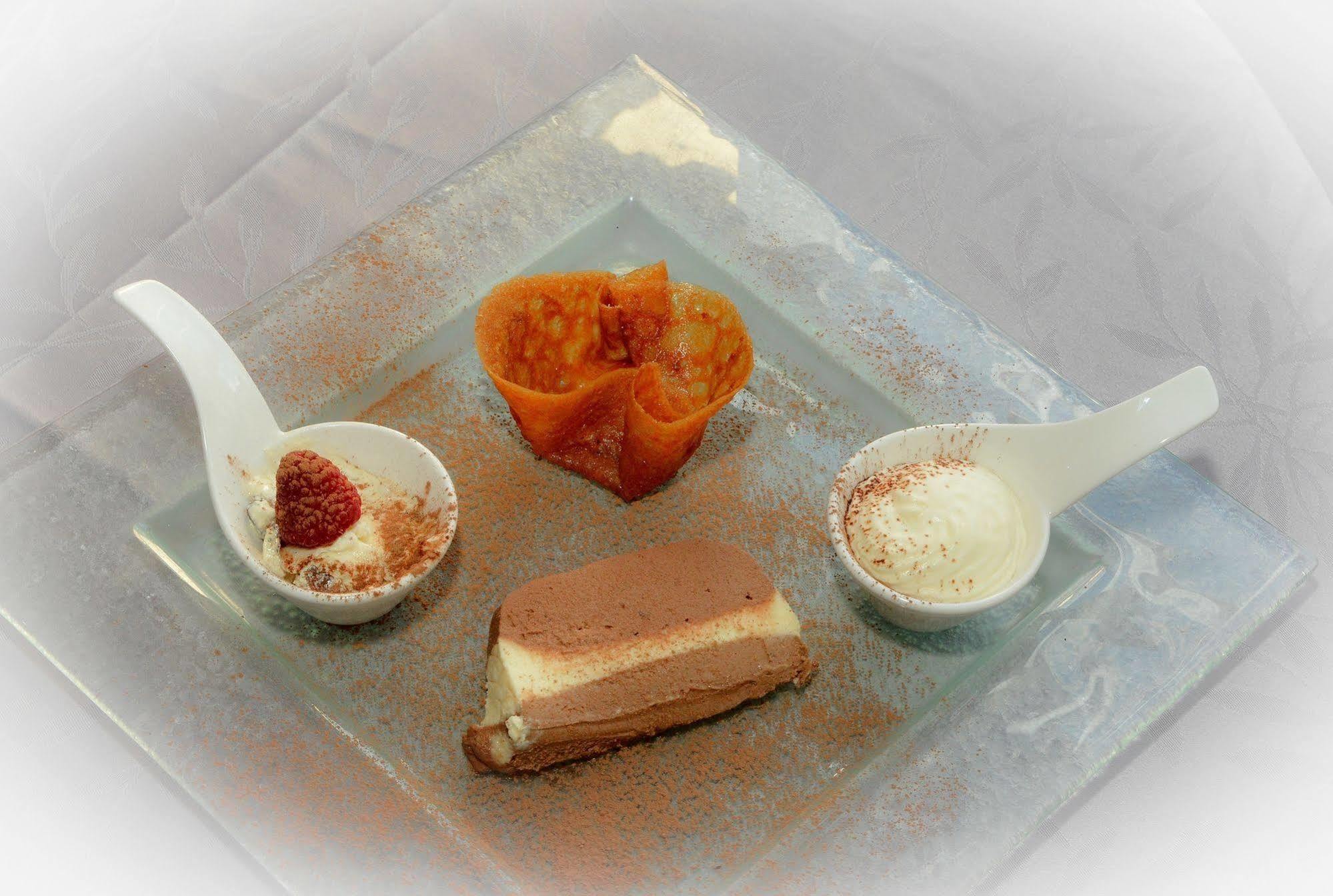 Logis Hotel Et Restaurant Du Dauphin Sées 외부 사진
