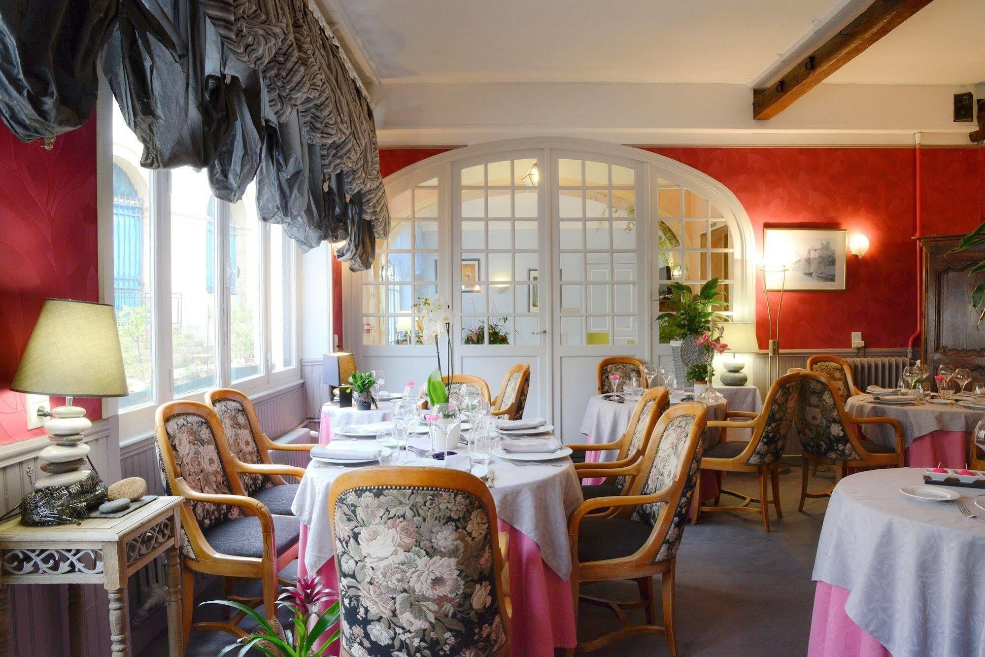 Logis Hotel Et Restaurant Du Dauphin Sées 외부 사진