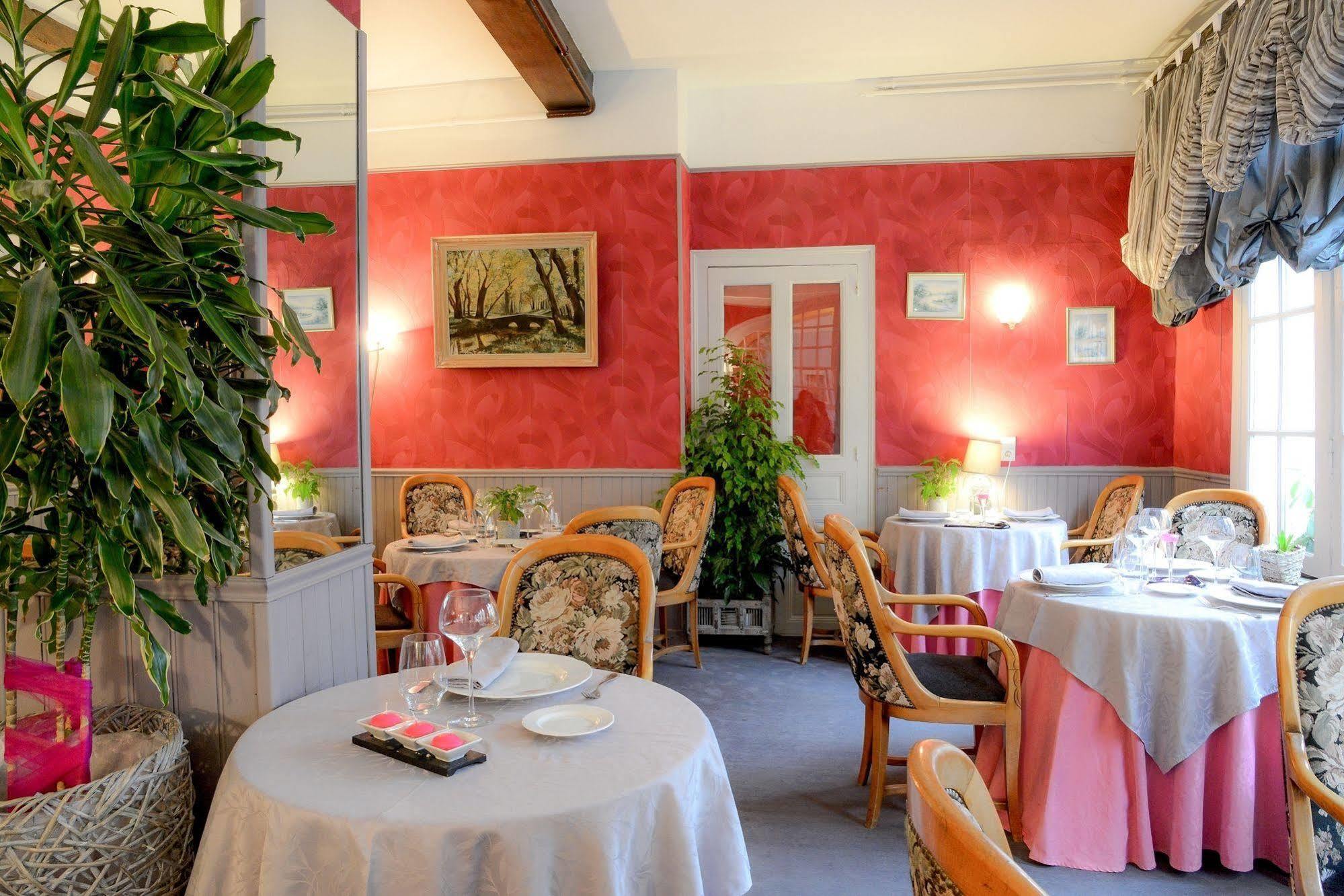 Logis Hotel Et Restaurant Du Dauphin Sées 외부 사진