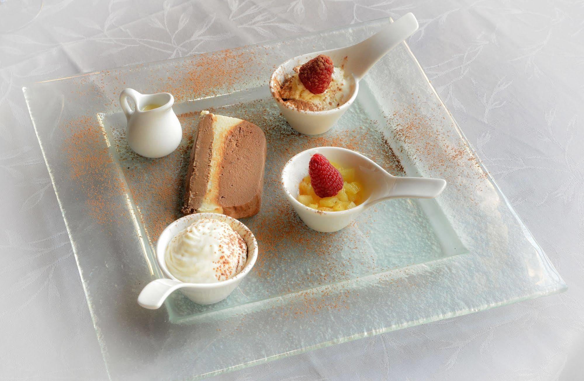 Logis Hotel Et Restaurant Du Dauphin Sées 외부 사진