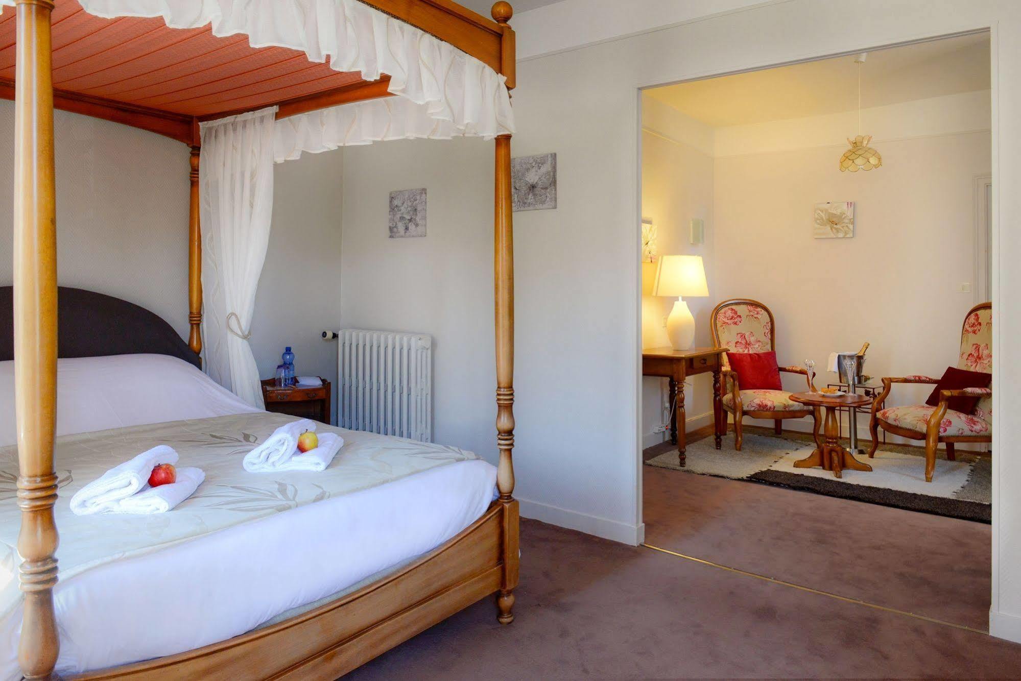 Logis Hotel Et Restaurant Du Dauphin Sées 외부 사진