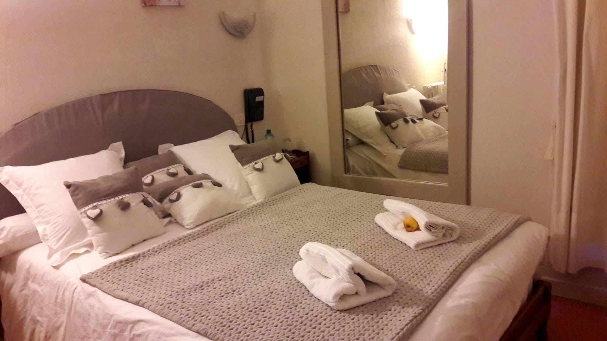 Logis Hotel Et Restaurant Du Dauphin Sées 외부 사진